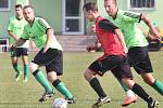 Fotbalisté Svádova (v zelenočerném) porazili doma Hostovice 1:0. Foto: Deník/Rudolf Hoffmann