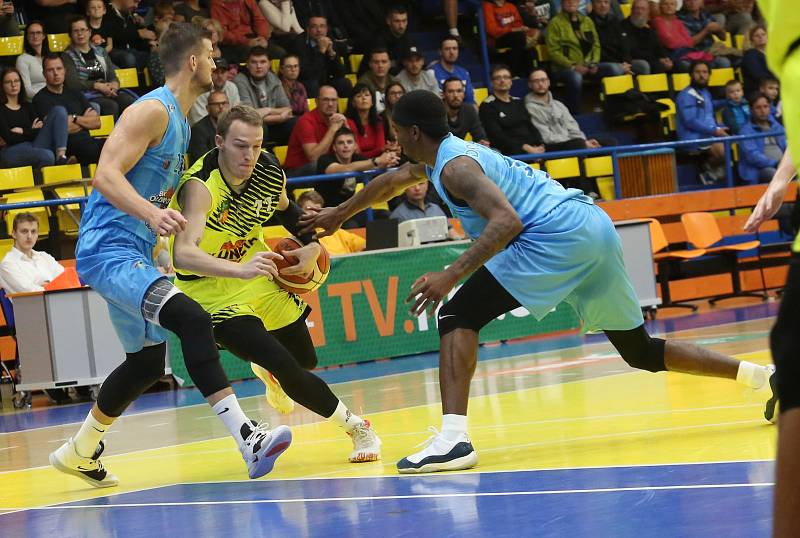 Basketbalové utkání mezi Ústím a Olomoucí.