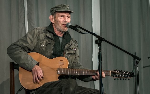 Na pódium Národního domu se  do Ústí nad Labem po třech letech vrací  se svým recitálem Jiří Schmitzer.