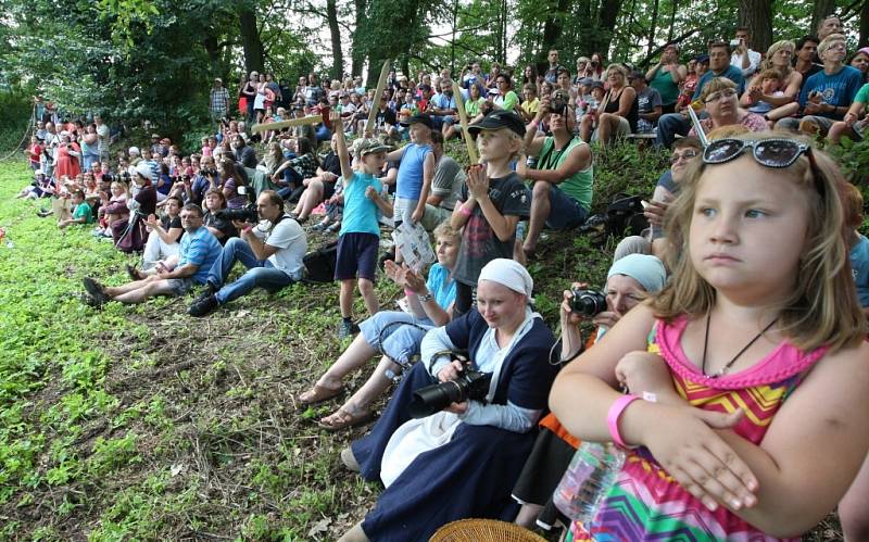 Děti a dospělí zájemci o historii a vojenství se těší na další bitvu na Vodním hradu v Budyni nad Ohří. Ale uvidí nejen ji skupiny z Česka i ze zahraničí ukáží i život v ležení, chybět nebude středověké tržiště. Snímky jsou z akce v roce 2013.