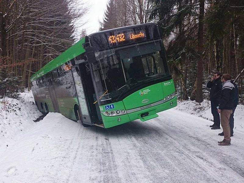 Problémy na zmrzlých silnicích mají i autobusy.