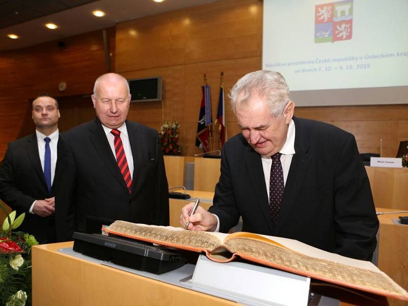 Prezident Miloš Zeman se podepsal do pamětní knihy Ústeckého kraje.