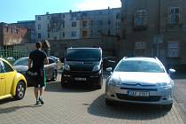 Občas se chodci v Ústí musí na chodníku proplétat mezi zaparkovanými vozy.