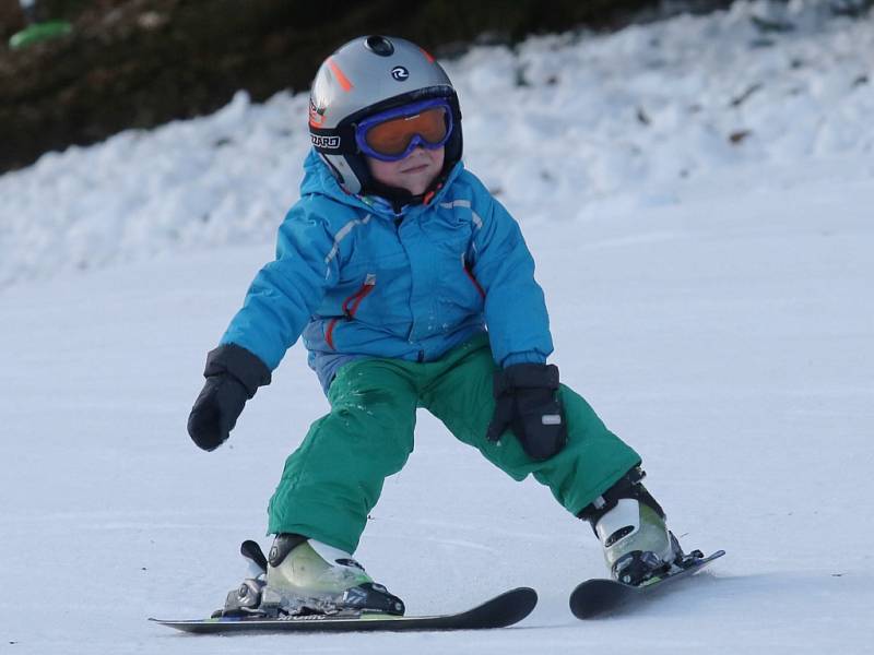Ski areál Telnice přivítal o víkendu první milovníky lyžování.
