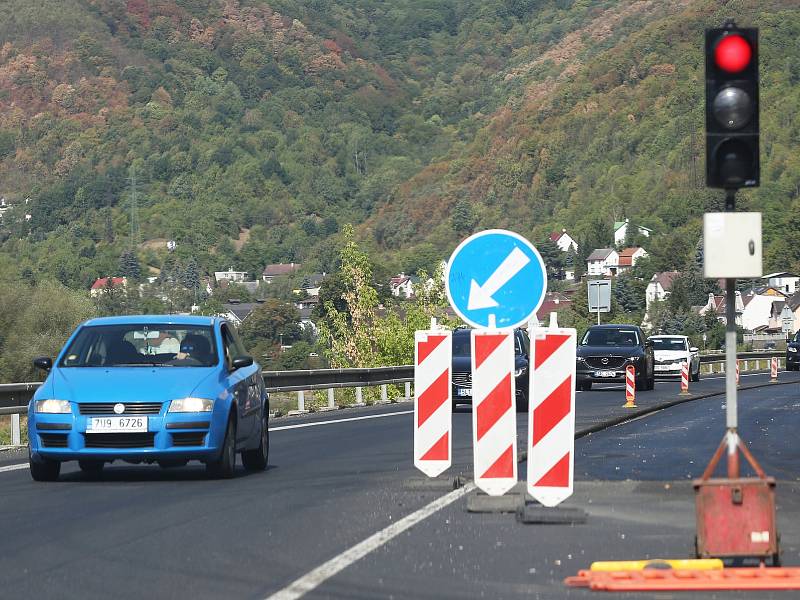 Na silnici z Lovosic do Ústí nad Labem a z Ústí do Děčína se opravují silnice.