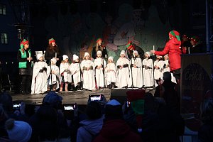 Děti z MŠ Motýlek na Lidickém náměstí v Ústí nad Labem zazpívaly koledy.