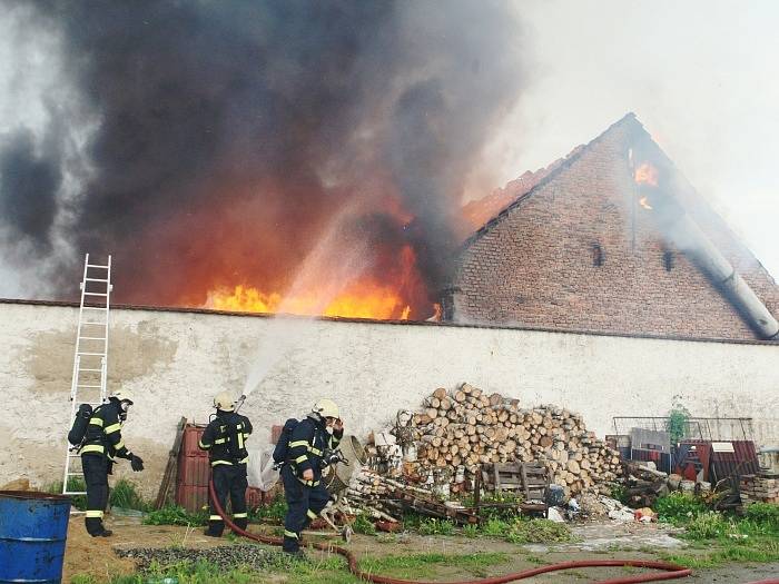 Hořící stodola v Chabařovicích.