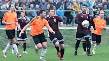 Fotbalisté Mojžíře (v oranžovočerném) doma porazili v ostře sledovaném derby před 450 diváky Neštěmice 1:0. Foto: Deník/Rudolf Hoffmann