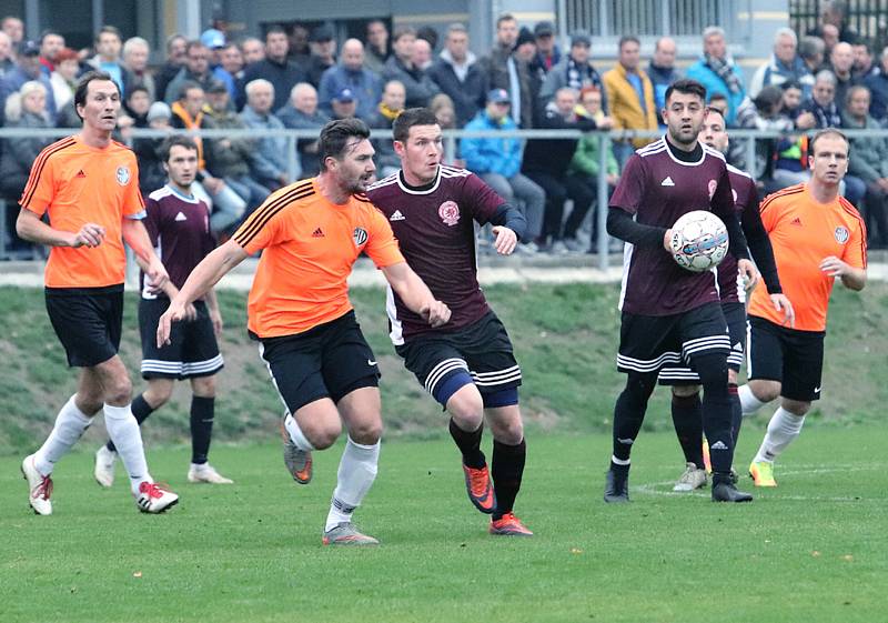 Fotbalisté Mojžíře (v oranžovočerném) doma porazili v ostře sledovaném derby před 450 diváky Neštěmice 1:0. Foto: Deník/Rudolf Hoffmann