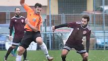 Fotbalisté Mojžíře (v oranžovočerném) doma porazili v ostře sledovaném derby před 450 diváky Neštěmice 1:0. Foto: Deník/Rudolf Hoffmann