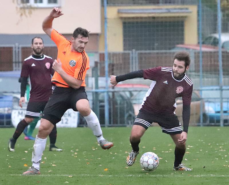 Fotbalisté Mojžíře (v oranžovočerném) doma porazili v ostře sledovaném derby před 450 diváky Neštěmice 1:0. Foto: Deník/Rudolf Hoffmann