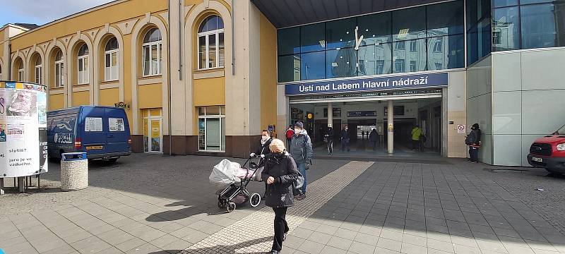 Před hlavním nádražím v Ústí nad Labem.