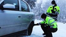 Policisté kontrolovali řidiče a zimní výbavu jejich vozidel u Nakléřova na Ústecku.