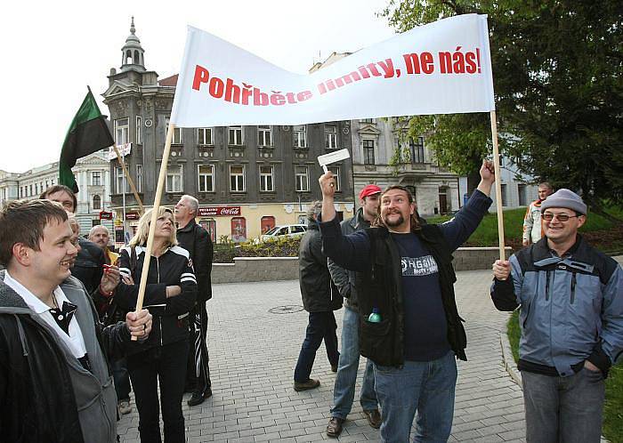 V Domě kultury se konal přímý TV přenos klání mezi představiteli nejsilnějších politických stran v debatě Václava Moravce. Transparenty rozvinuli i horníci z Mostu, kteří dorazili dvanácti autobusy. 