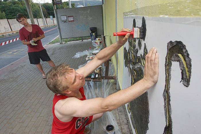 Nelekejte se, až budete čekat na zastávce městské hromadné dopravy. Může se totiž stát, že za vámi bude zhruba metrová krysa. To je jen nový designe některých zastávek.