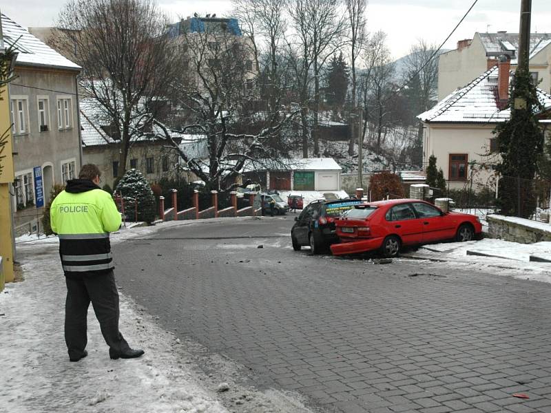 Stará ulice se v úterý ráno proměnila v kluziště.