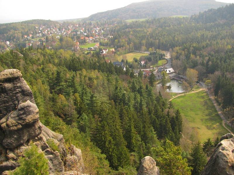 Žitavské hory jsou převážně tvořeny pískovcovými skalami, přesto zde turista najde také žulové varhany, řadu vyhlídek a skalních útvarů.