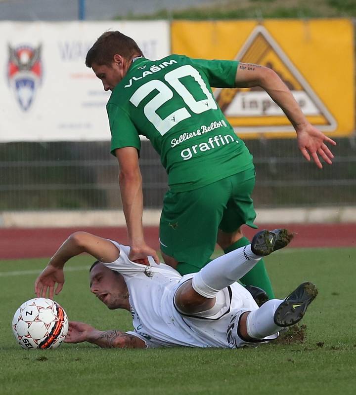 Ústečtí fotbalisté (bílí) prohráli doma s Vlašimí 2:5.