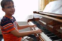 Roman Frič hraje na klavír od šesti let. Za vítězství v soutěži Prague Junior Note pojede na koncert do Vídně.