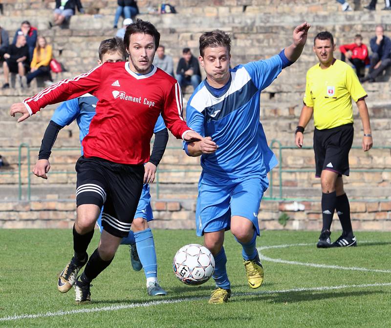 Fotbalisté Neštěmic (v červenočerném) doma porazili v 9. kole krajského přeboru Křešice 4:1. Foto: Deník/Rudolf Hoffmann