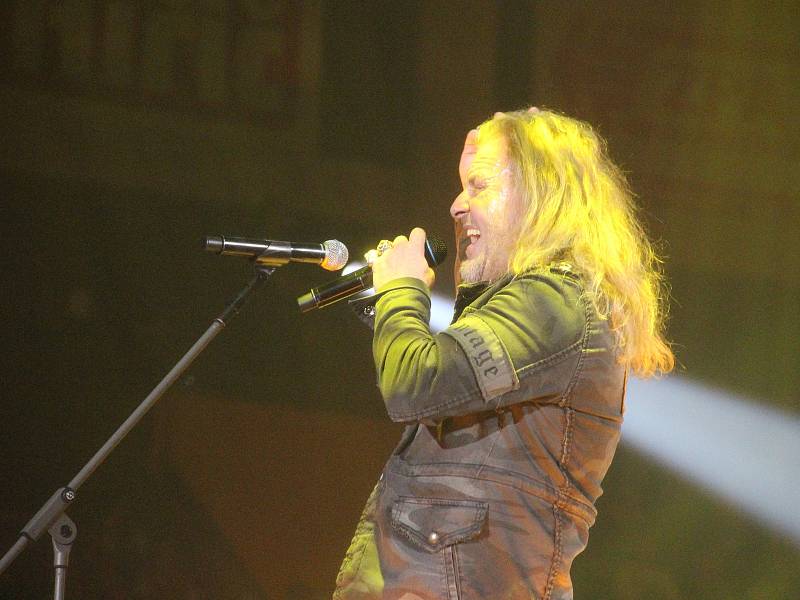 Devátý koncert svého halového turné 2017 odehrál Kabát v Ústí.