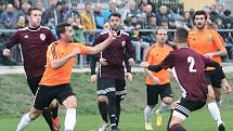 Fotbalisté Mojžíře (v oranžovočerném) doma porazili v ostře sledovaném derby před 450 diváky Neštěmice 1:0. Foto: Deník/Rudolf Hoffmann