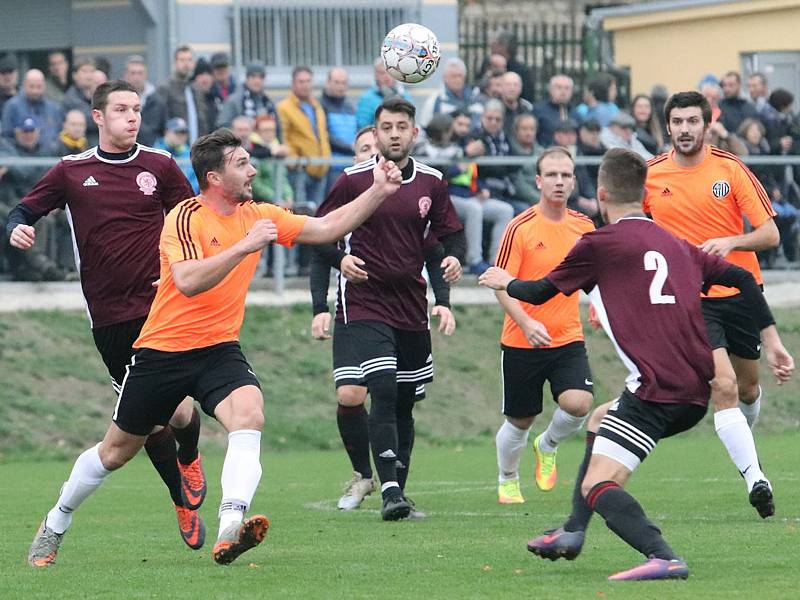 Fotbalisté Mojžíře (v oranžovočerném) doma porazili v ostře sledovaném derby před 450 diváky Neštěmice 1:0. Foto: Deník/Rudolf Hoffmann