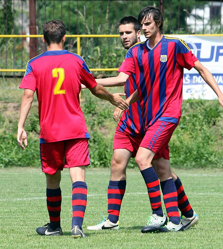 Fotbalisté Svádova (v zelenočerném) doma prohráli s Hostovicemi vysoko 1:6.