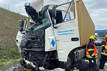 Tragická nehoda dvou kamionů uzavřela 13. července dálnici D8. Jeden z řidičů zemřel.