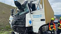 Tragická nehoda dvou kamionů uzavřela 13. července dálnici D8. Jeden z řidičů zemřel.