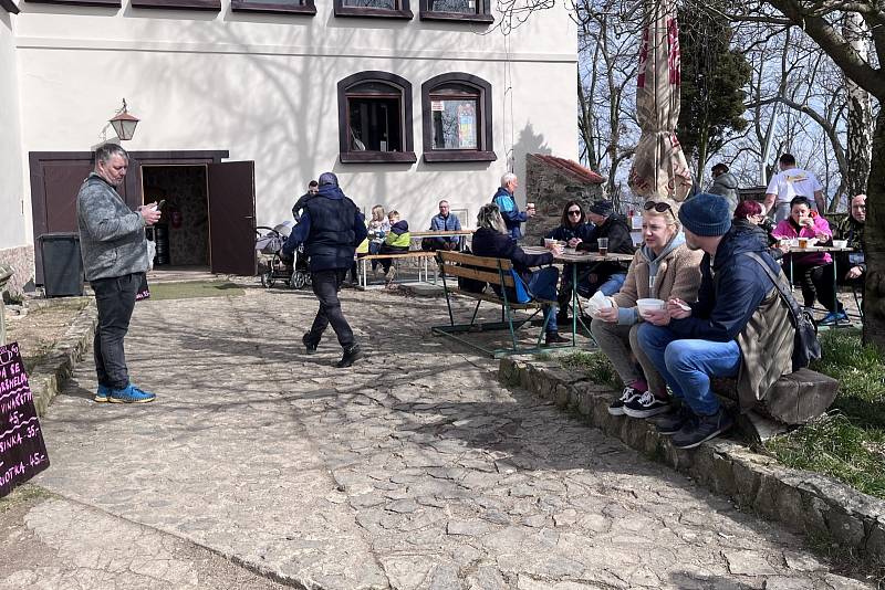 Vůně zabijačky v sobotu přilákala stovky lidí na teplický hrad Doubravka.