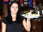 O pálivé karbanátky byl v restauraci Sport Pub Zlatopramen velký zájem. Na snímku servírka Kristýna Vybíralová. 