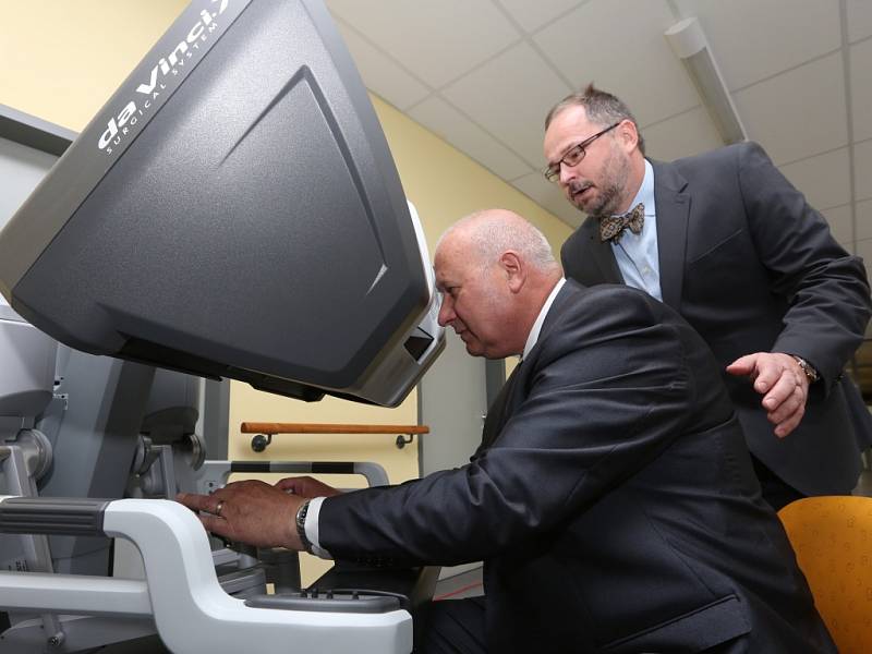 Nový robotický systém da Vinci Xi, umožňující další rozvoj roboticky asistované chirurgie, představili ve středu v Masarykově nemocnici v Ústí nad Labem.