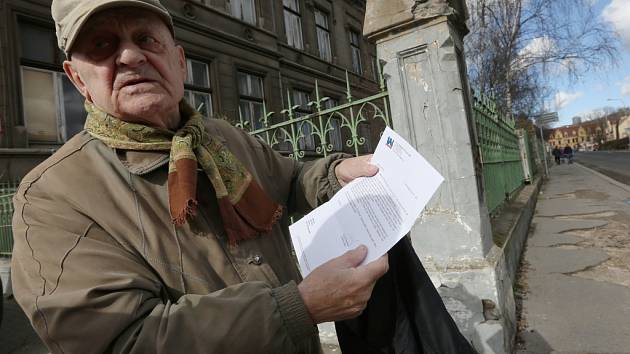 SENIOR JOSEF ČERNÝ už přes tři roky žádá magistrát o rekonstrukci chodníku v ulici U Chemičky, zatím bez úspěchu.