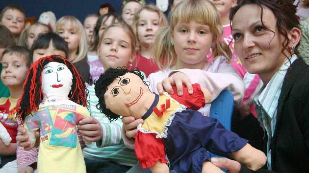 Děti s panenkami Unicef