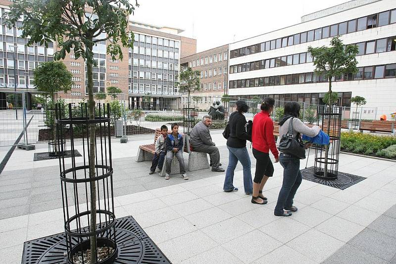 Pódium nad bazénem, nové vodotrysky, osmnáct stromů i socha z Masarykovy ulice, nové lavičky. Úplnou novinkou je zvonice, jež kolemjdoucím už oznamuje přesný čas, více prostoru. Ústí si slibuje, že díky tomu atrium začne žít.