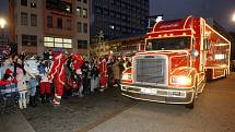 Vánoční kamion se Santa Klausem na Mírovém náměstí oblehly stovky rodičů a dětí. 