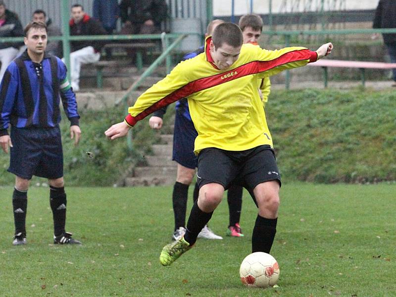 Fotbalisté Mojžíře B (pruhovaní) doma rozdrtili Skorotice 10:1.