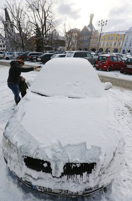 Řidiči našli ráno svá vozidla pod hromadou sněhu. 