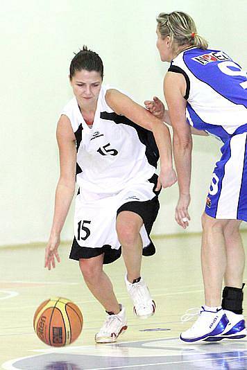 Z basketbalového klání 2. ligy mezi Skřivánkem a Karlínem.