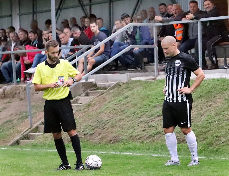 I.B třída - 5. kolo. Mojžíř (černobílí) porazil Sokol Unčín (červenobílí) poměrem 6:1.