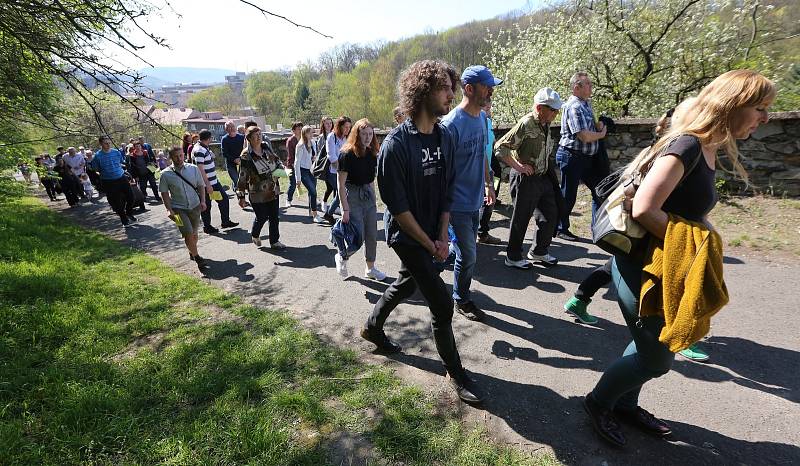 Představitelé církve v Ústí nad Labem odpoledne vystoupili na Mariánskou skálu.