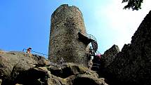 Z hradní věže, která je dnes bezpečně přístupná, jsou kouzelné výhledy po okolní krajině.