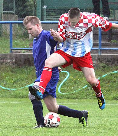 Fotbalisté rezervy Velkého Března doma porazili Malé Březno (modří) vysoko 5:1.