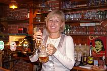 Natočit si půllitr piva měla možnost obchodní manažerka Jarmila Kühlweinová, jejíž profesí je prodej chmele.