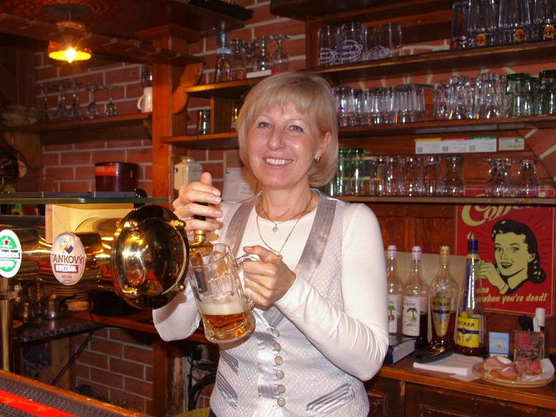 Natočit si půllitr piva měla možnost obchodní manažerka Jarmila Kühlweinová, jejíž profesí je prodej chmele.