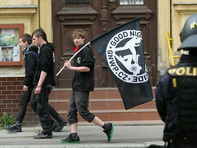 Policisté uzavřeli ulici mezi muzeem a divadlem.