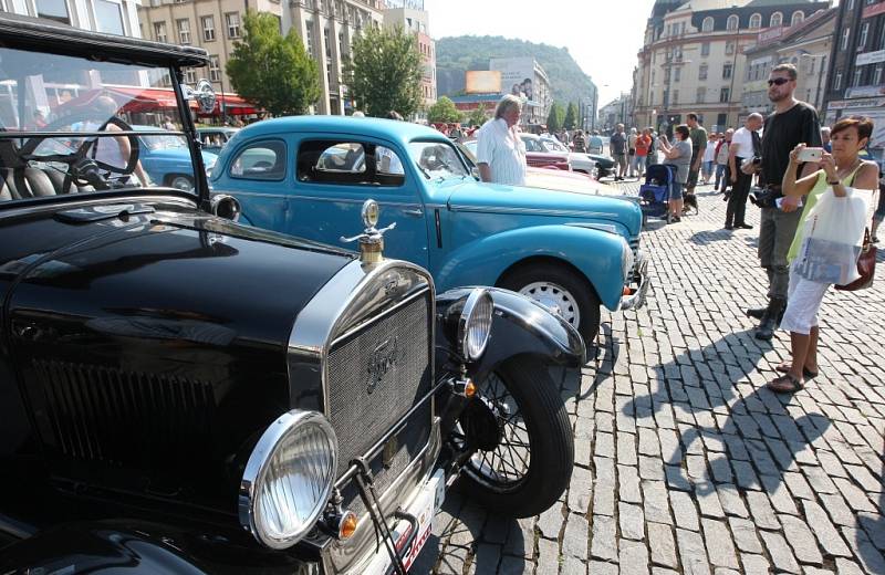 Veterány svezli majitelé v sobotu na ústecké Mírové náměstí. Naleštěné krasavce z tradiční Veteran rally Ústí nad Labem, která je součástí série závodů Czech Hero Ride, si nenechala ujít řada Ústečanů.