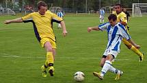 Fotbalisté Chabařovic (pruhovaní) doma porazili Malé Březno vysoko 6:1.