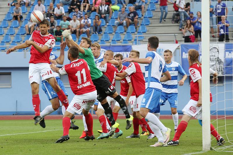 Ústečtí fotbalisté (pruhovaní) doma porazili Pardubice 2:0.
